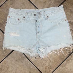 Levi’s light wash shorts size 27